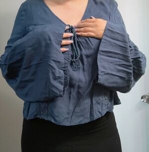 Kental & KYLIE BELL SLEEVE TOP